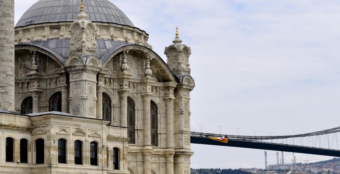 FSM ve Boğaziçi Köprülerine Galatasaray bayrağı asıldı