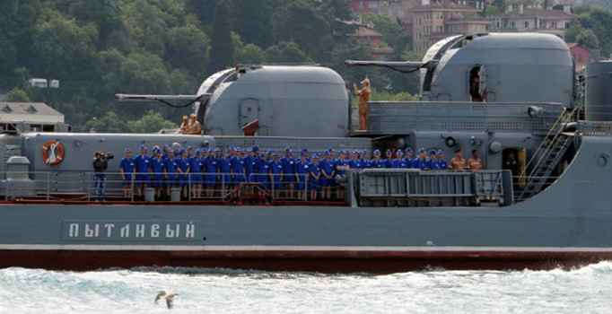 Rusya Donanması'na ait 'Pytlivy' savaş gemisi Boğazdan geçti