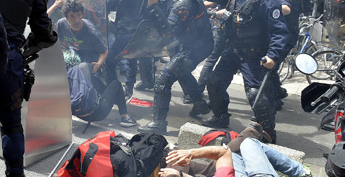 Fransa'da protestocular ve polisler arasında çatışma çıktı