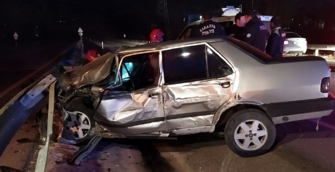 Köpeğe çarpmamak için manevra yapınca bariyerlere çarptı: 3 yaralı