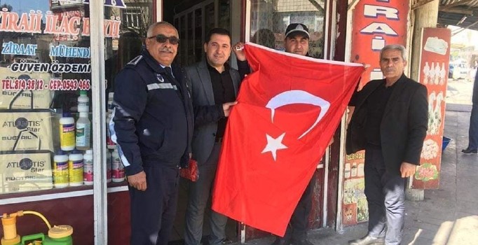 Kilis’te esnafa Türk Bayrağı dağıtılıyor