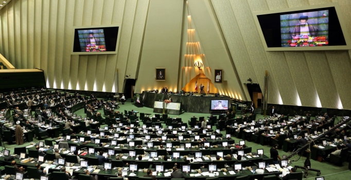 İran'da 83 vekilden Ruhani'ye tepki: Trump'la müzakere olmamalı