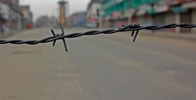 Keşmir'de hayat durma noktasına geldi. Bin kişilik okula 1 kişi gitti