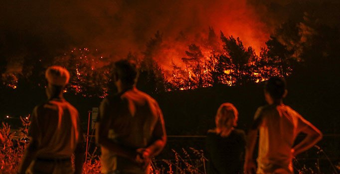 İzmir’deki yangın evlere doğru ilerliyor