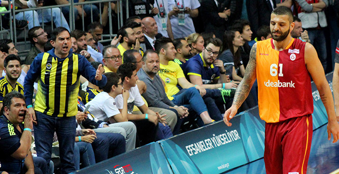 Galatasaraylı oyuncudan Fenerbahçe'ye 'edep' göndermesi