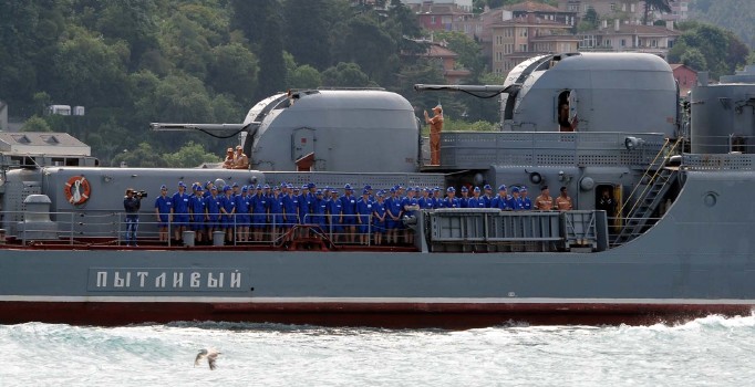 Rusya Donanması'na ait "Pytlivy" savaş gemisi Boğazdan geçti