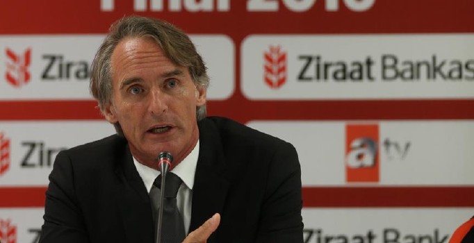 Riekerink: Fenerbahçe'yi yenerek başarılı geçmeyen sezonu telafi edebiliriz
