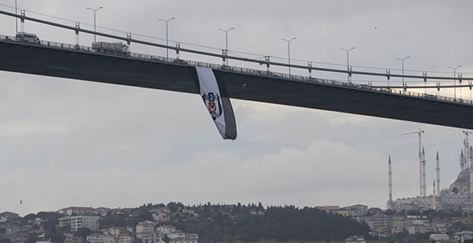 Beşiktaş bayrağı Boğaziçi Köprüsü'ne asıldı