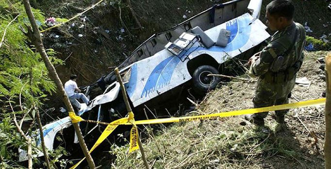 Laos'ta tur otobüsü yoldan çıktı: 13 ölü, 33 yaralı