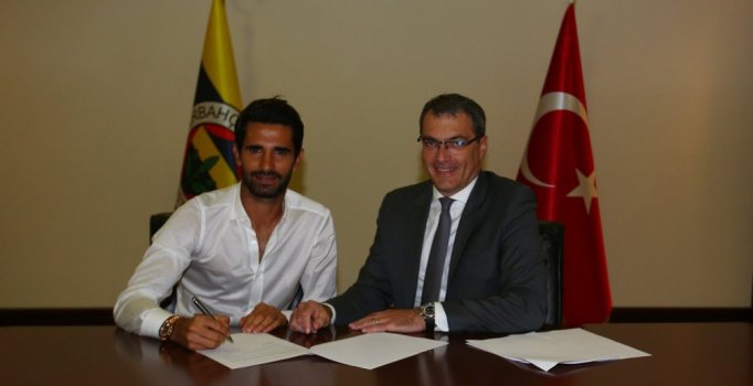 Alper Potuk, yenilenen sözleşmesini imzaladı