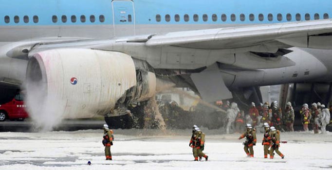 Kore Havayolları'na ait uçağın kalkışta motoru yandı, yolcular tahliye edildi