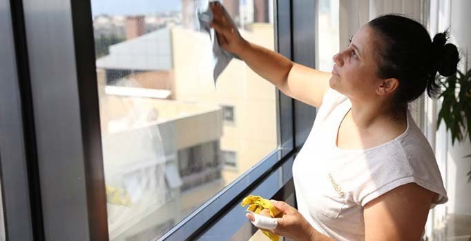 Camlarını sildiği evin sahibiyle karakolluk oldu