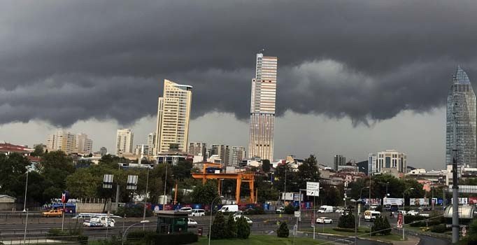 İstanbul'da beklenen yağış başladı, şehri kara bulutlar sardı