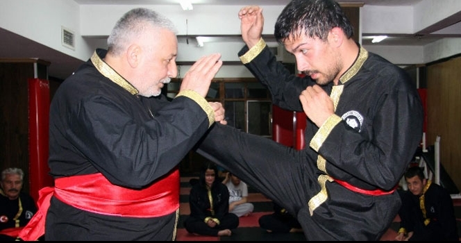 Besmeleyle başlayıp hellalleşerek dövüyorlar