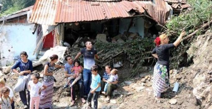 Zonguldak'taki heyelanda 6 ev çöktü, 20 kişi evsiz kaldı