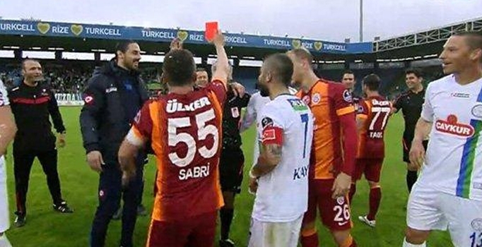 Sabri Sarıoğlu'ndan hakeme kırmızı kart