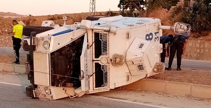 Hatay’da zırhlı polis aracı devrildi: 2 yaralı
