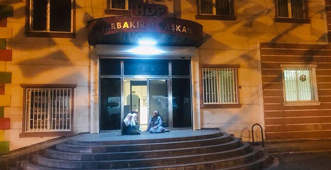 'Oğlum dağa kaçırıldı' dedi, HDP binasında önünde oturma eylemi başlattı