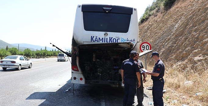Denizli'de seyir halindeki yolcu otobüsünün motoru yandı