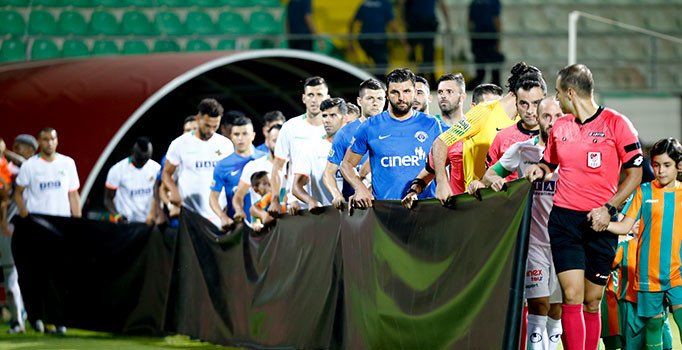 İki takım oyuncuları Emine Bulut için siyah pankartla çıktılar