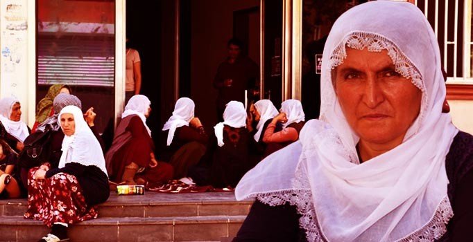 Diyarbakır'da oğlu için eylem yapan anne ve HDP'liler arasında arbede