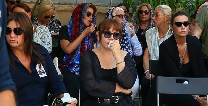 Sezen Aksu, babasını son yolculuğuna uğurladı