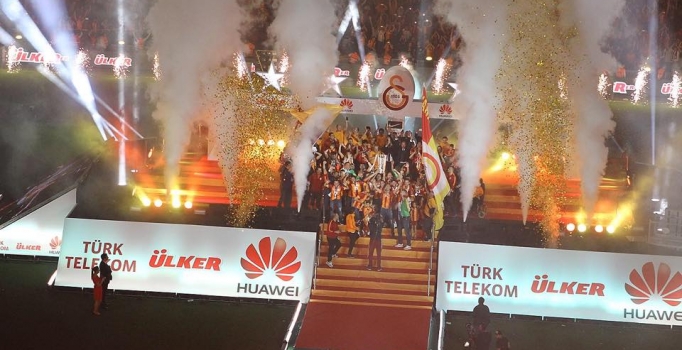 Galatasaray şampiyonluk kupasını kaldırdı