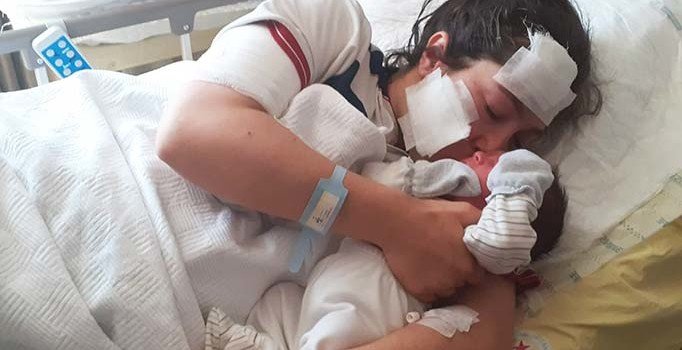 Doğumdan sonra eşi tarafından bıçaklanan kadın bebeğini kucağına aldı