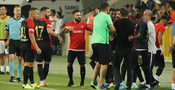 Süper Lig’de VAR krizi! Penaltı kararı için 5 dakika bekledi