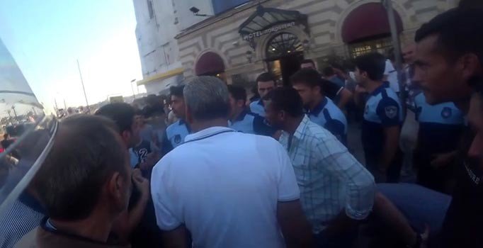 Galata Köprüsü'nde seyyar satıcılar zabıtaya sopayla saldırdı