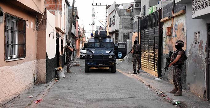 Adana'da şafak baskını: Çok sayıda DAEŞ şüphelisi yakalandı