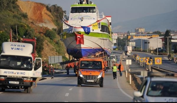 Karadan gemi taşınırken, görenler şaştı kaldı