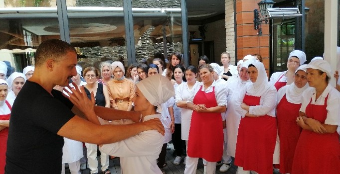 Kadın çalışanlar erkek şiddetine karşı kickboks öğreniyor