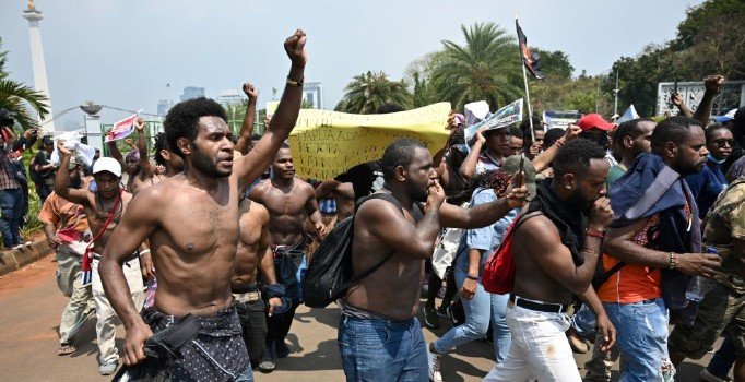 Endonezya'da ırkçılık karşıtı gösteride çatışma: 3 ölü
