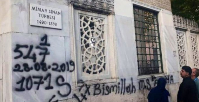 Tarihe saygısızlık! Mimar Sinan Türbesi'ne spreyle yazı yazdılar