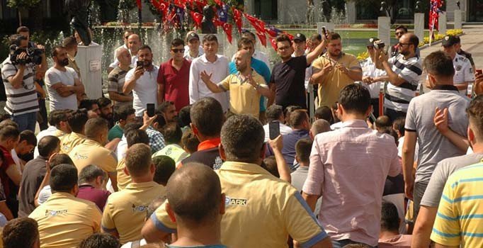 İşten çıkarılanlar İBB önünde oturma eylemi yaptı