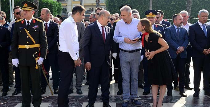 Adana'da çelenk krizi: Belediye başkanı geç kaldı, vali yardımcıya sunma izni vermedi