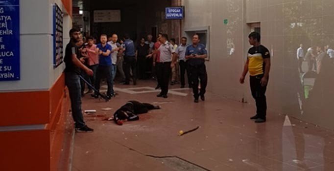 Bıçakladığı kan davalısının başında ölmesini bekledi