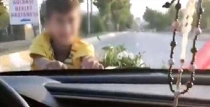Bahşiş almak için kaputa tutunan çocukla yola devam etti | Video