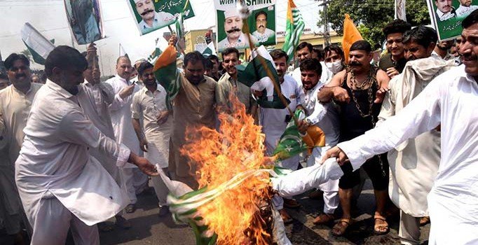 Pakistanlılar Keşmir için sokağa çıktı