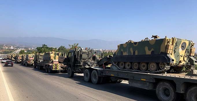 Suriye sınırına tank ve zırhlı araç sevkiyatı