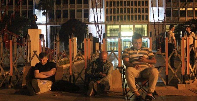 İşlerine son verilen işçilerin İBB önündeki bekleyişi sürüyor