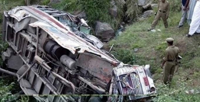 Pakistan'da otobüs uçuruma yuvarlandı: 24 ölü