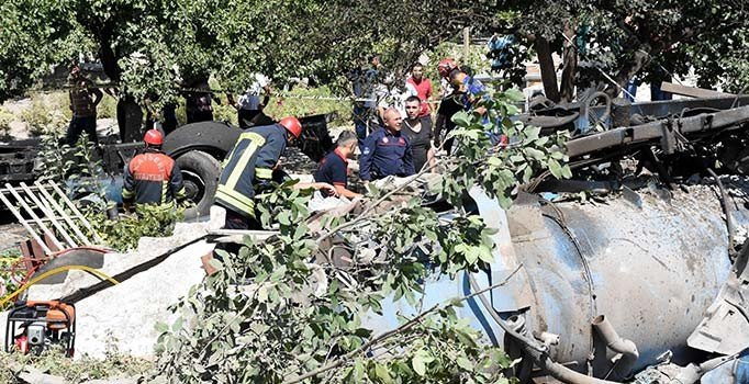 Kayseri'de kanal açma aracı evin üzerine devrildi: 4 ölü
