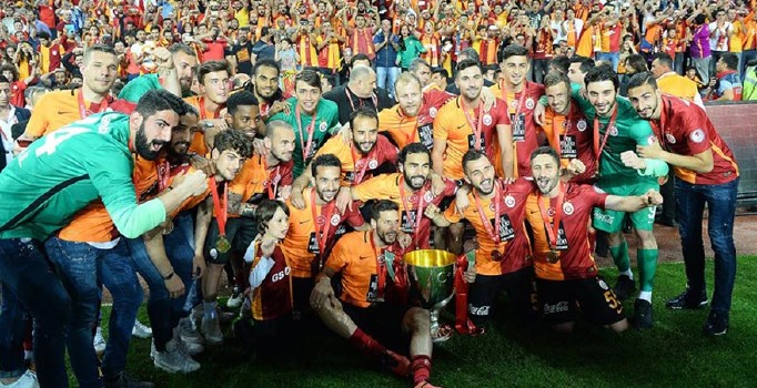 Denayer kupayı kaldırdı Galatasaray’a veda etti