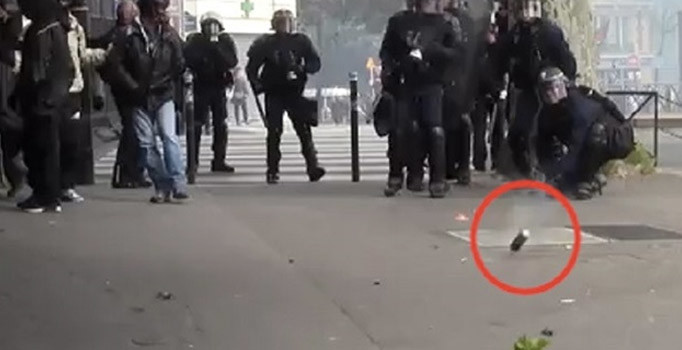 Fransız polisinin göstericilere gaz bombası attığı görüntü sildirildi