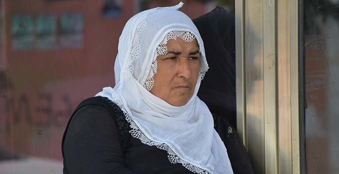 Bir anne daha Diyarbakır HDP İl Başkanlığı'nın önünde eylem başlattı