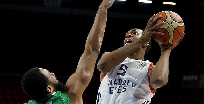 Anadolu Efes, yarı final serisinde 2-0 öne geçti