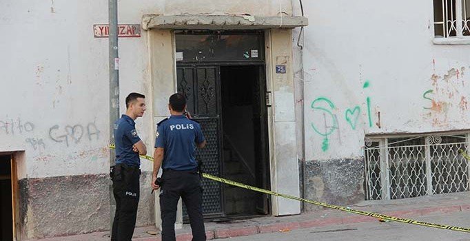 Cezaevinden firar etti, molotof atarak evden çıkardığı eşini öldürdü