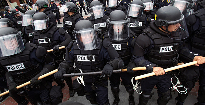 San Diego'da taşlı-şişeli Trump kavgası: 35 kişi gözaltına alındı